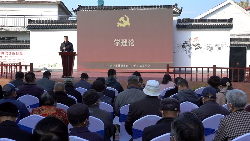 圖2:11月25日,在林湖鄉西丁村百姓大舞臺,理論宣講員丁桂余用通俗易懂的語言向黨員和群眾講解黨的二十大精神,臺下村民正聚精會神聆聽。